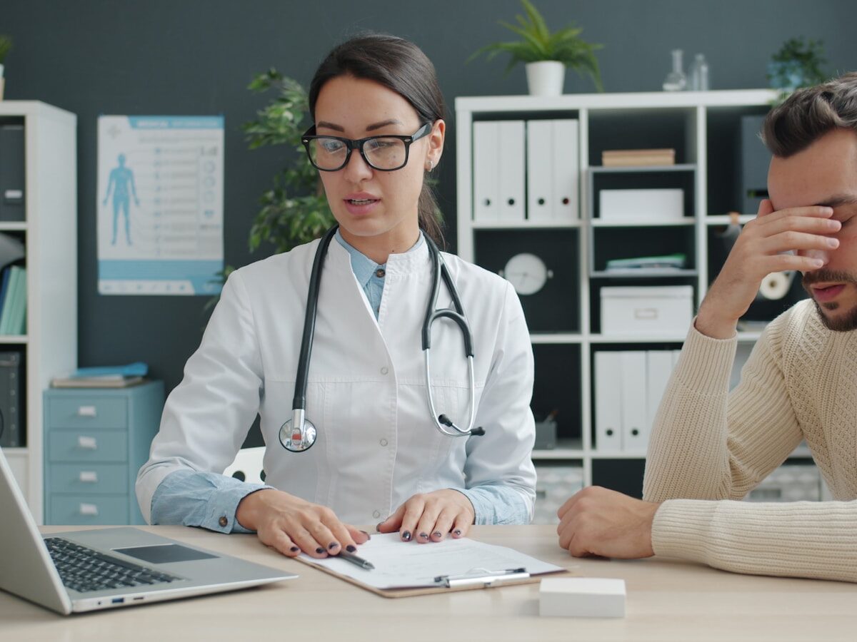 Médica conversando com paciente em consulta sobre o início dos cuidados paliativos