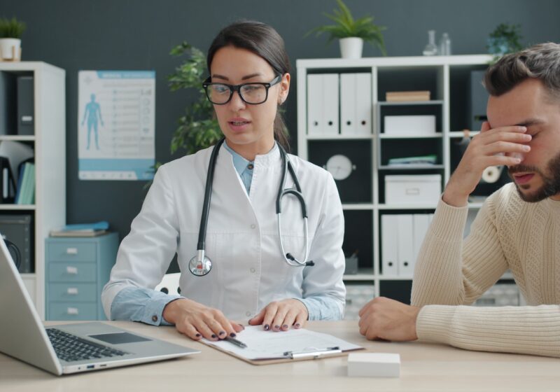Médica conversando com paciente em consulta sobre o início dos cuidados paliativos